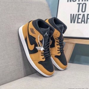 耐克(NIKE)女鞋 AJ1 Mid中帮篮球鞋 时尚潮流休闲百搭 缓震透气舒适篮球鞋女BQ6472-105