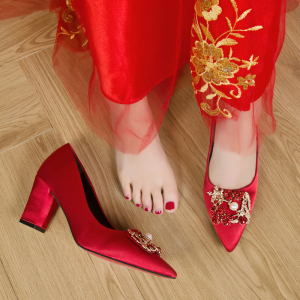 盛世尼曼红色婚鞋女2021新款中式龙凤方扣高跟结婚新娘秀禾鞋珍珠孕妇粗跟孕妇鞋