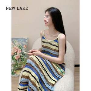 NEW LAKE海边度假彩虹吊带连衣裙子女夏季2024新款小个子法式坑条针织长裙
