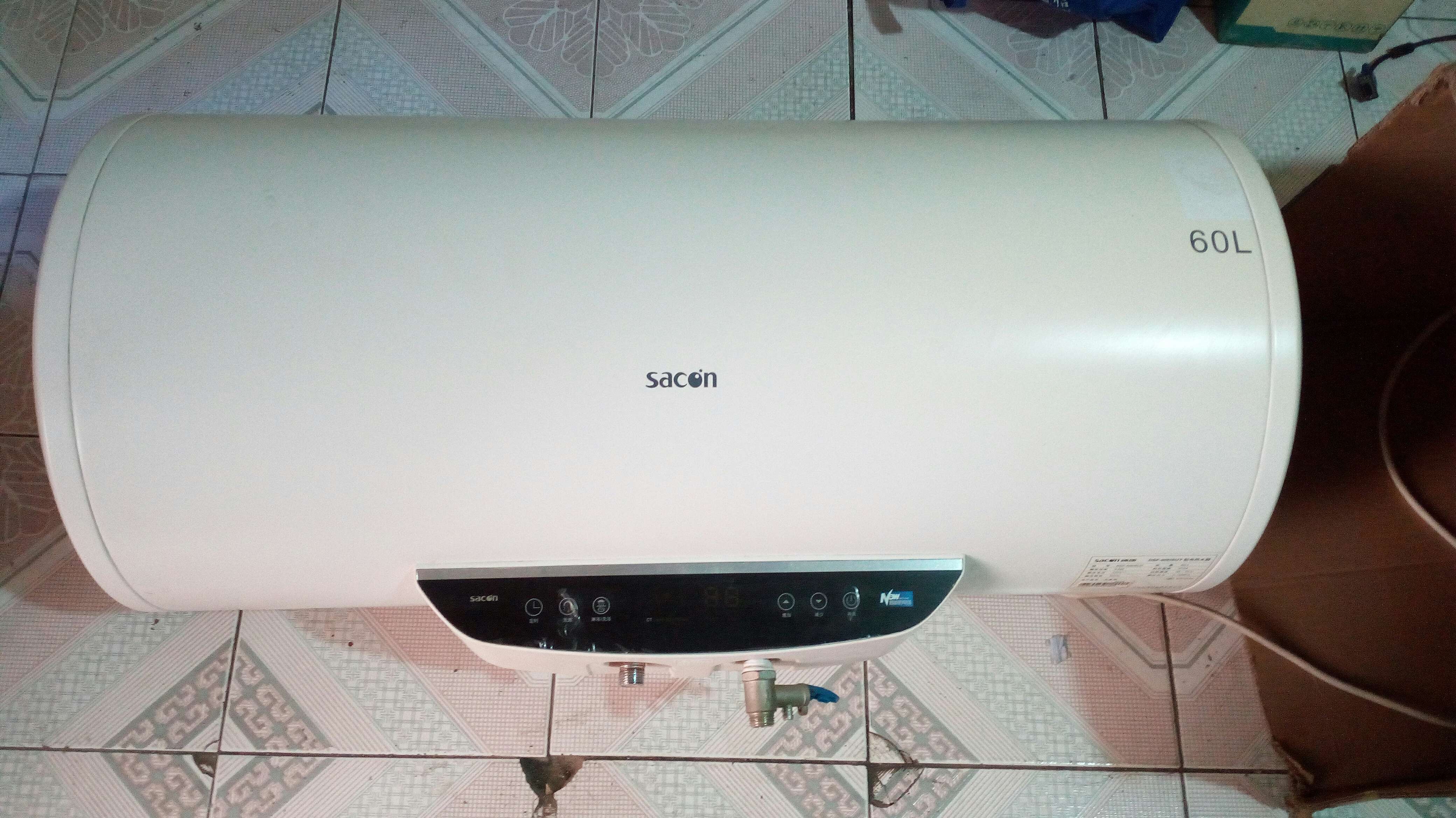 热水器掉下来砸死人图片