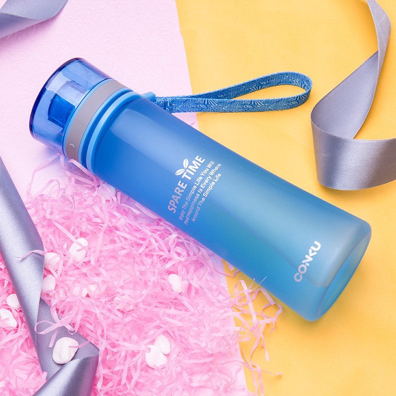 康酷随手杯时尚运动便携韩版水杯 学生创意带盖防漏提绳潮流杯子 天蓝色