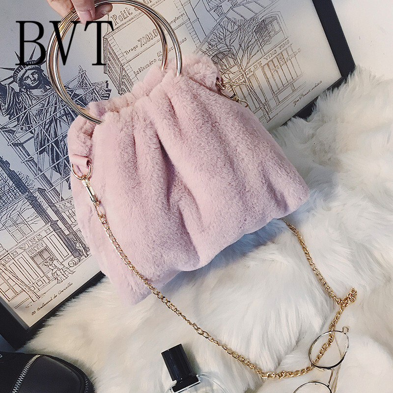 BVT毛绒水桶包女秋冬新款时尚毛毛包个性圆环手提包链条斜挎包 粉红色