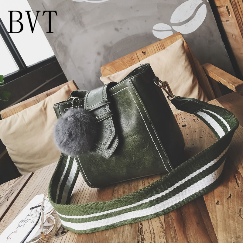 BVT复古包包女简约时尚宽肩带毛球女包港风百搭斜挎包水桶女包 绿色