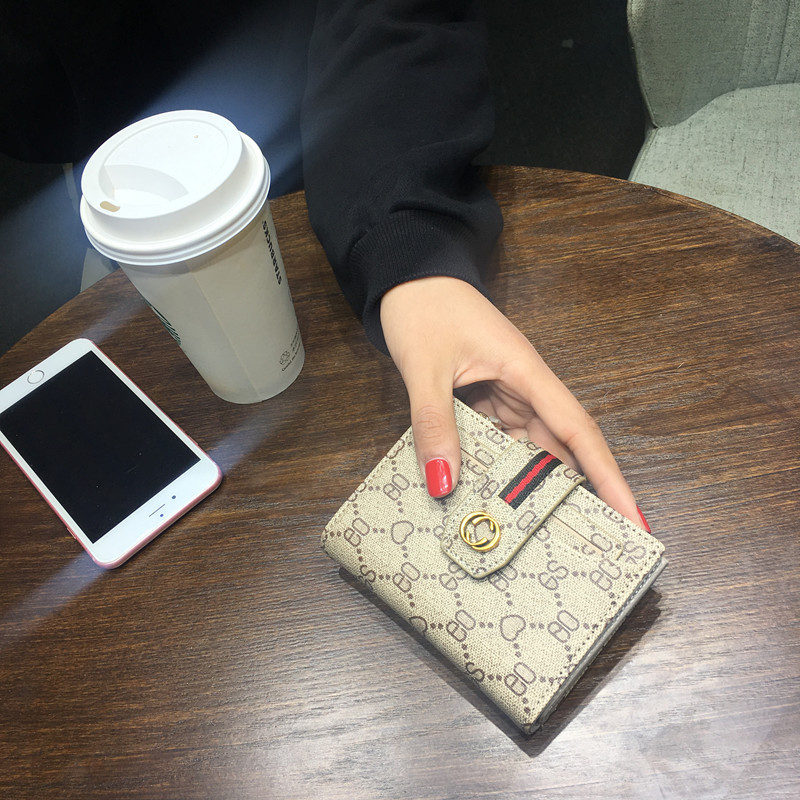 新款欧美折叠小钱包女包短款卡包多卡位时尚简约多功能零钱夹 杏色