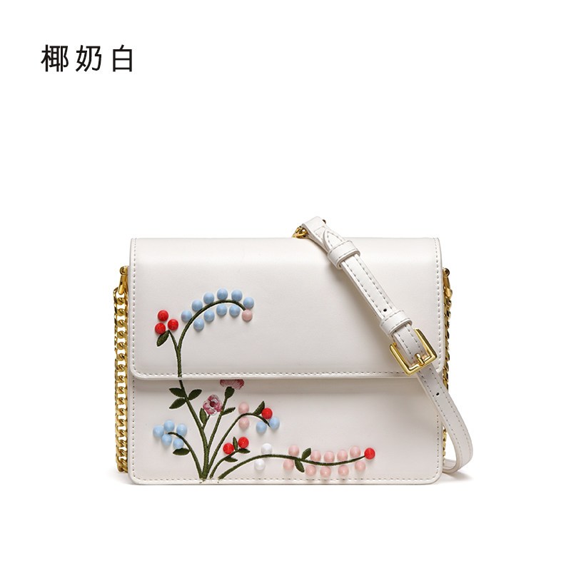 拉菲斯汀2018新款手工刺绣包女斜挎包复古铆钉链条女包单肩小方包 椰奶白