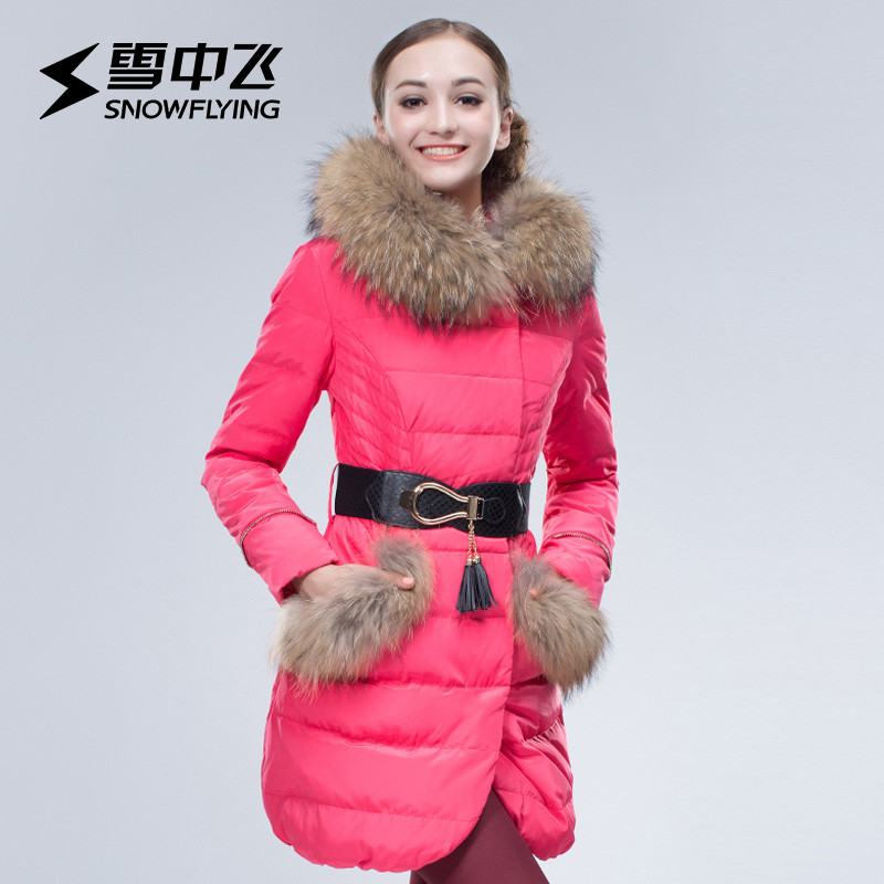雪中飞（SNOWFLYING）羽绒服女中长潮加厚修身大毛领X1401082 155/80A 亮西瓜红