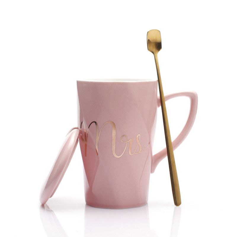 陶瓷杯北欧情侣杯子陶瓷咖啡水杯带盖勺创意学生简约马克杯 粉色Mrs女士