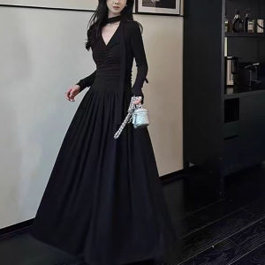 辣妹v领小众设计感褶皱飘带连衣裙女秋季修身显瘦a字长裙新款