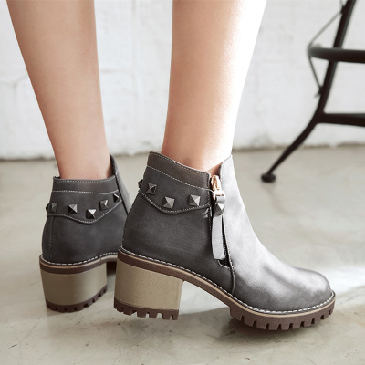 秋冬新款个性铆钉粗中跟女鞋子时尚通勤韩版短靴学生潮马丁靴